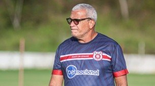 Imagem de Hélio dos Anjos em treino durante uma das passagens pelo Náutico
