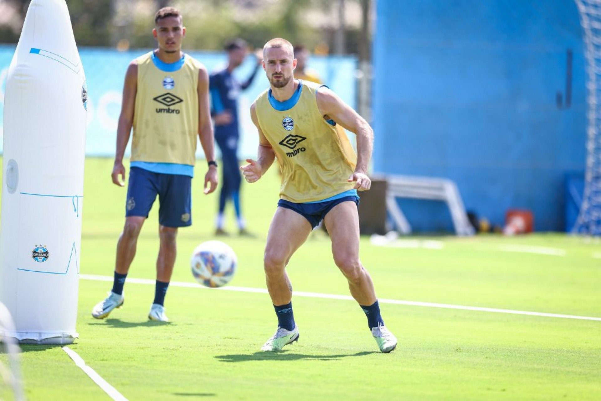 O defensor será submetido a cirurgia e deve perder boa parte da temporada. Em nota, o Tricolor não informou o tempo estimado de recuperação.
