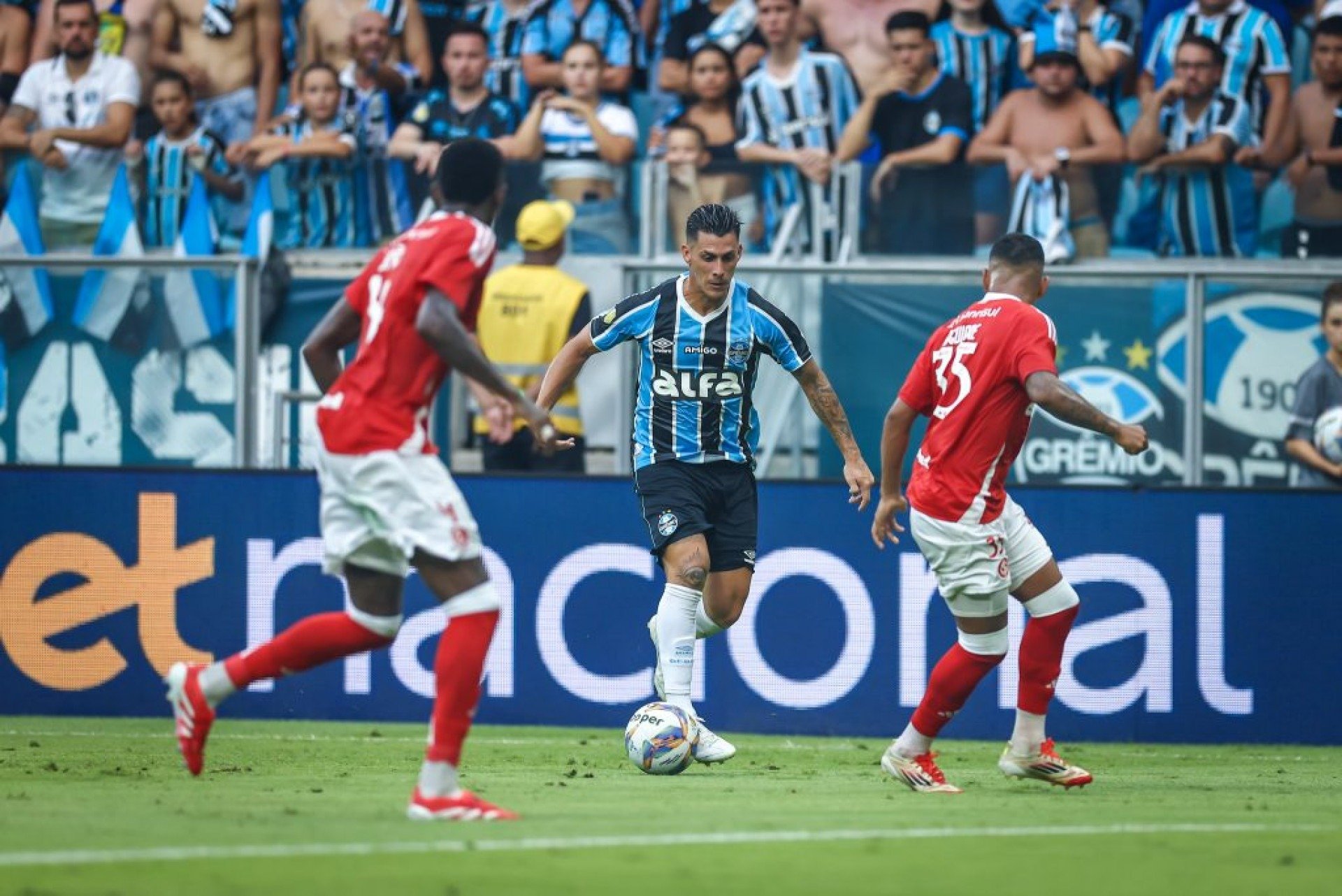Confusão resultou na expulsão do técnico Roger Machado