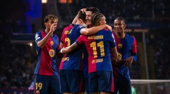 Jogadores do Barcelona abraçados