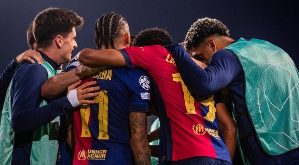Jogadores do Barcelona abraçados