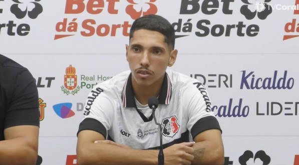 Geovany, novo atacante do Santa Cruz, em entrevista coletiva na apresentação oficial