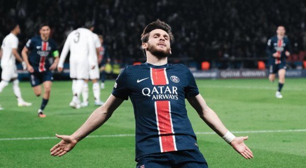 Kvaratskhelia celebrando gol pelo PSG na Champions League
