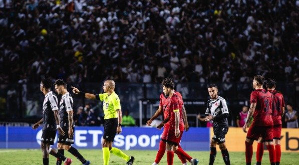 Wilton Pereira Sampaio confirma gol do Vasco sobre o Sport após análise do VAR