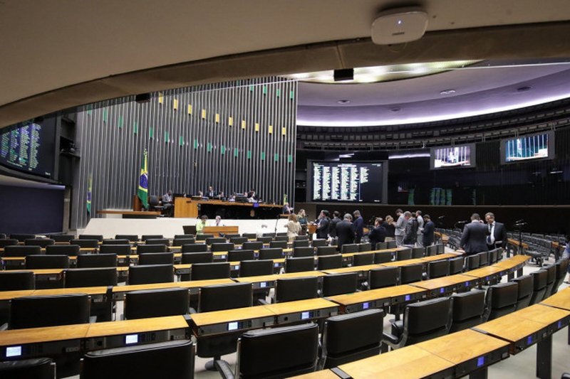 A Câmara dos Deputados aprovou na quarta-feira dia 17/9 a Proposta de Emenda à Constituição, registrada para tramitação sob o nº 3/2021, conforme a qual, desde a expedição do diploma, parlamentares não podem ser processados criminalmente sem prévia licença de sua casa legislativa