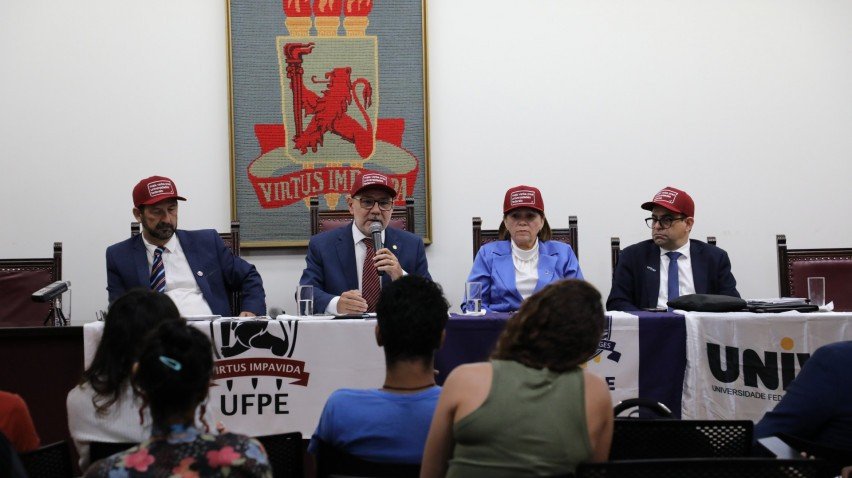 Os reitores Alfredo Gomes (UFPE), Maria José de Sena (UFRPE), Airon Aparecido Silva de Melo (Ufape) e Telio Nobre Leite (Univasf) 