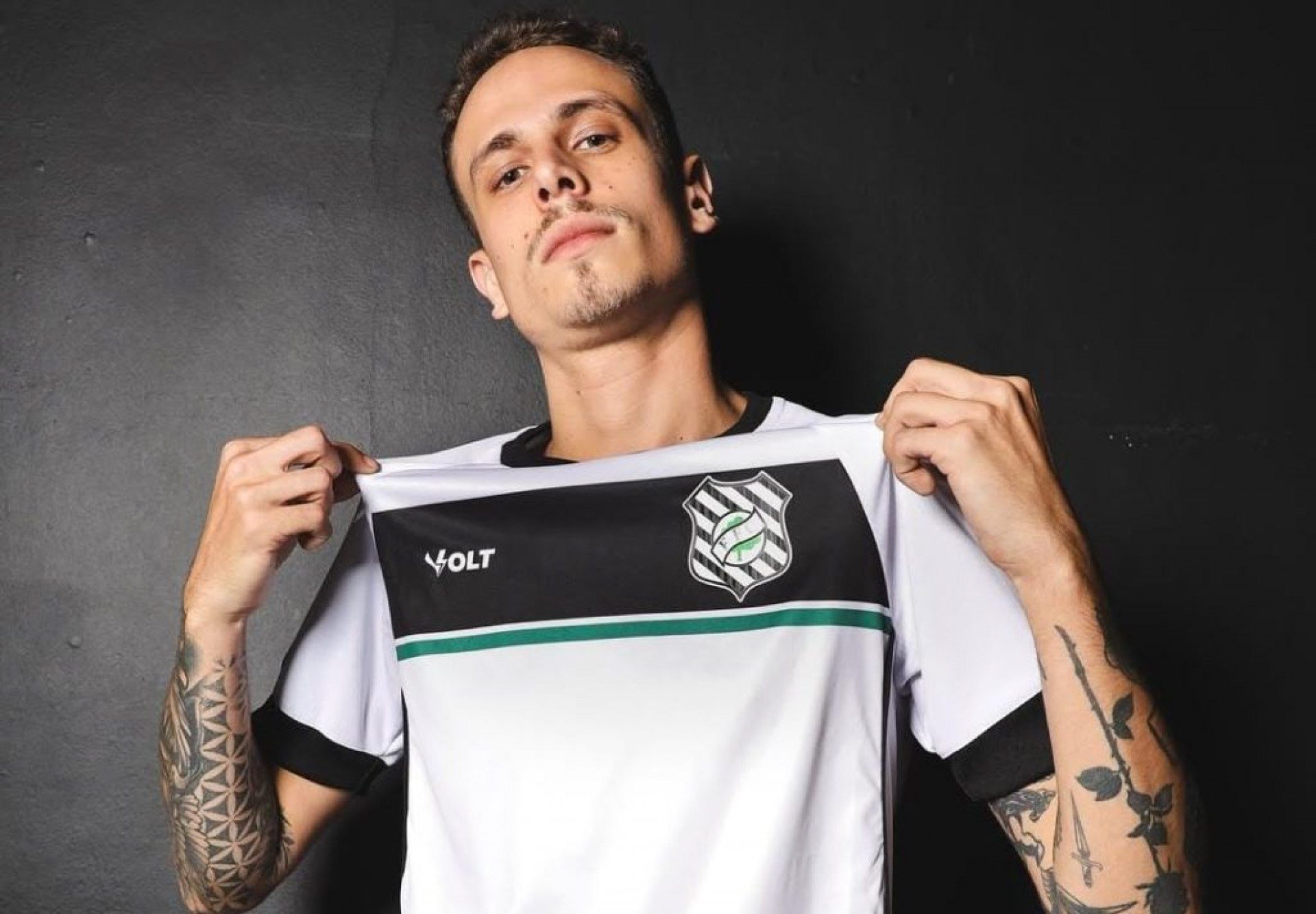 A camisa, que conta com homenagem para a cidade de Florianópolis, tem faixa preta como principal novidade.