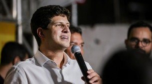 Prefeito do Recife, Jo&atilde;o Campos (PSB) n&atilde;o descartou dialogar com a nova federa&ccedil;&atilde;o entre PP e Uni&atilde;o Brasil em Pernambuco