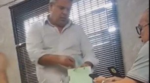 André de Araújo Albuquerque foi filmado colocando maços de dinheiro numa sacola na sala da direção do Presídio de Igarassu 