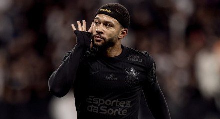 Memphis Depay com a mão no ouvido após marcar gol pelo Corinthians
