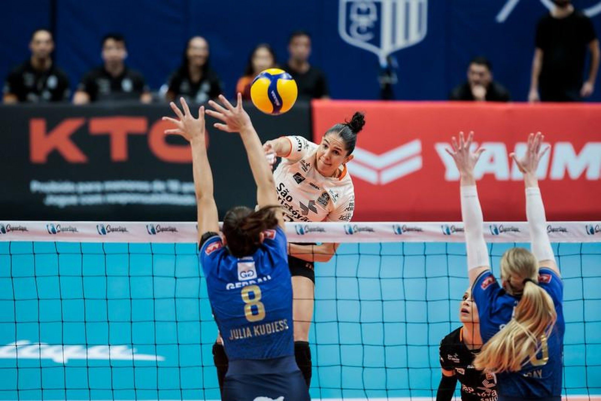 Gerdau Minas venceu Osasco São Cristóvão Saúde por sets diretos nessa terça-feira (15) e ficou a uma vitória de mais uma final da Superliga feminina de vôlei
