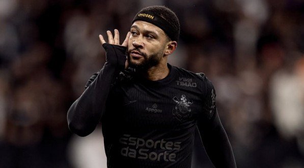 Memphis Depay com a mão no ouvido após marcar gol