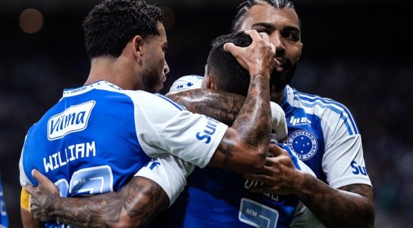 Gabigol e Willian abraçam Dudu após marca gol pelo Cruzeiro