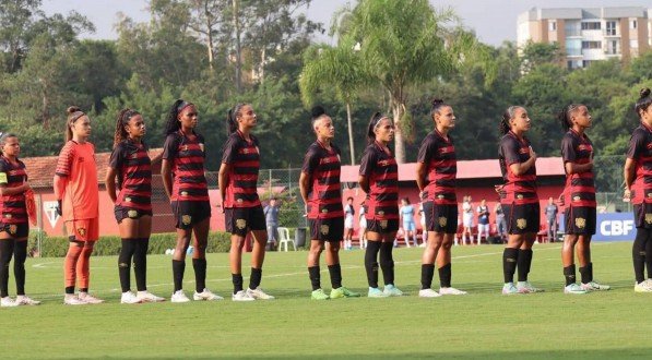 Jogadoras do Sport perfiladas no campo do CT de Cotia antes do jogo contra o São Paulo