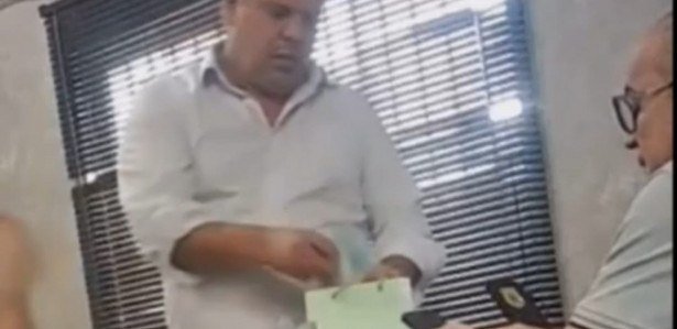 André de Araújo Albuquerque foi filmado colocando maços de dinheiro numa sacola na sala da direção do Presídio de Igarassu 
