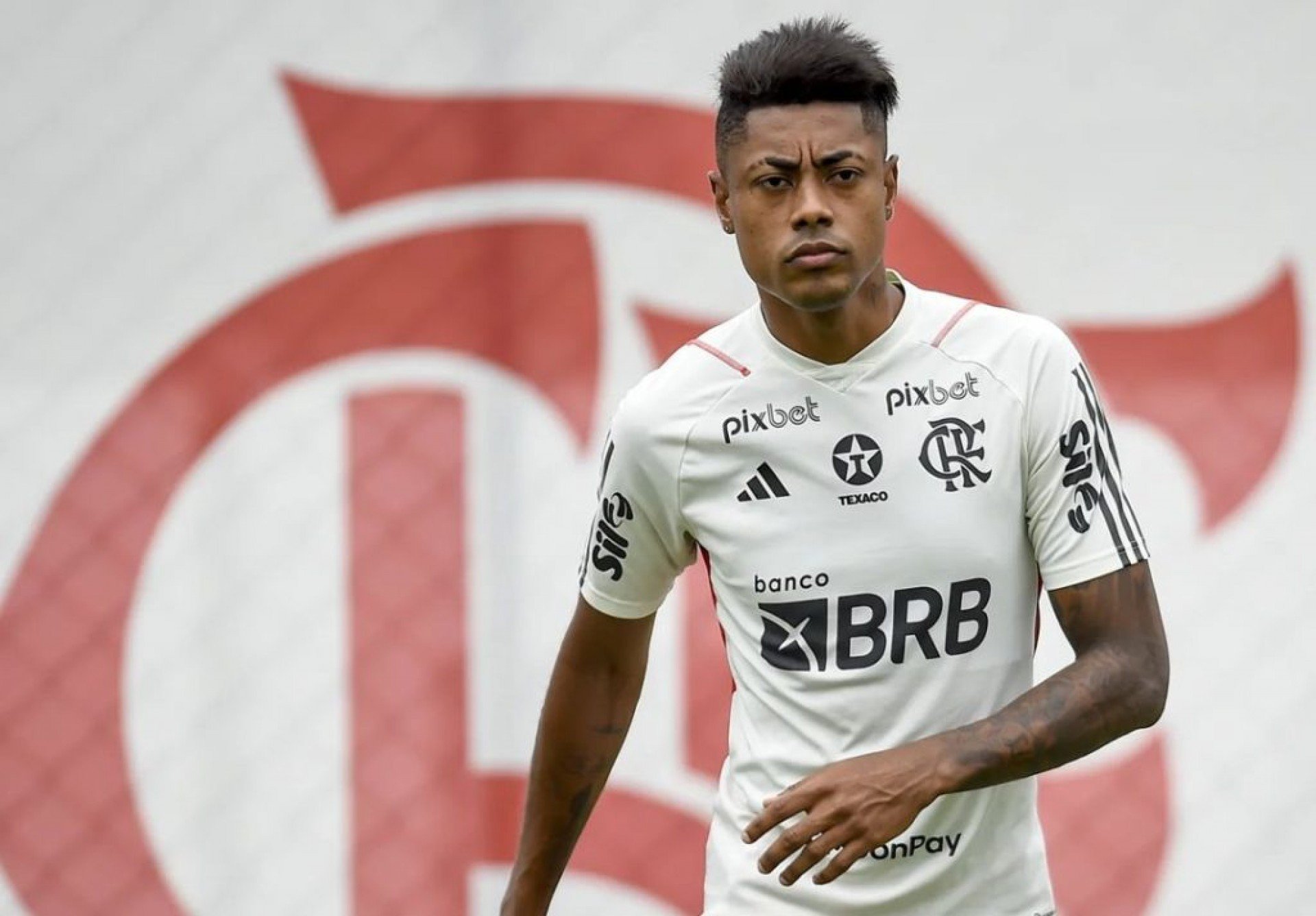 De acordo com o documento, o jogador teria forçado o terceiro cartão amarelo no duelo contra o Santos, pelo Campeonato Brasileiro de 2023, para beneficiar apostadores