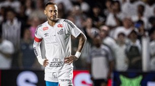 Neymar com as mãos na cintura em jogo do Santos contra o Atlético-MG