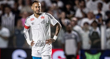 Neymar com as mãos na cintura em jogo do Santos contra o Atlético-MG