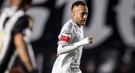 Neymar em jogo do Santos contra o Atlético-MG antes de nova lesão