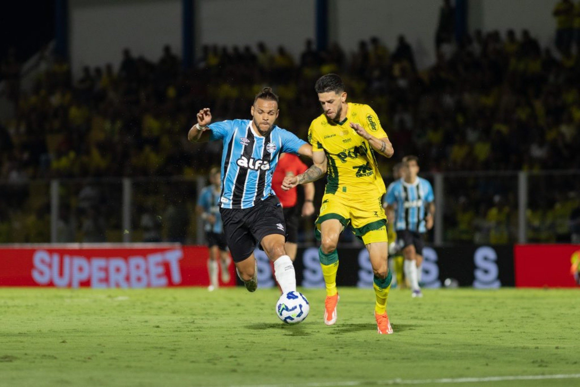 Reinaldo, ex-Tricolor, marcou dois dos quatro gols do Leão Caipira na vitória por 4 a 1