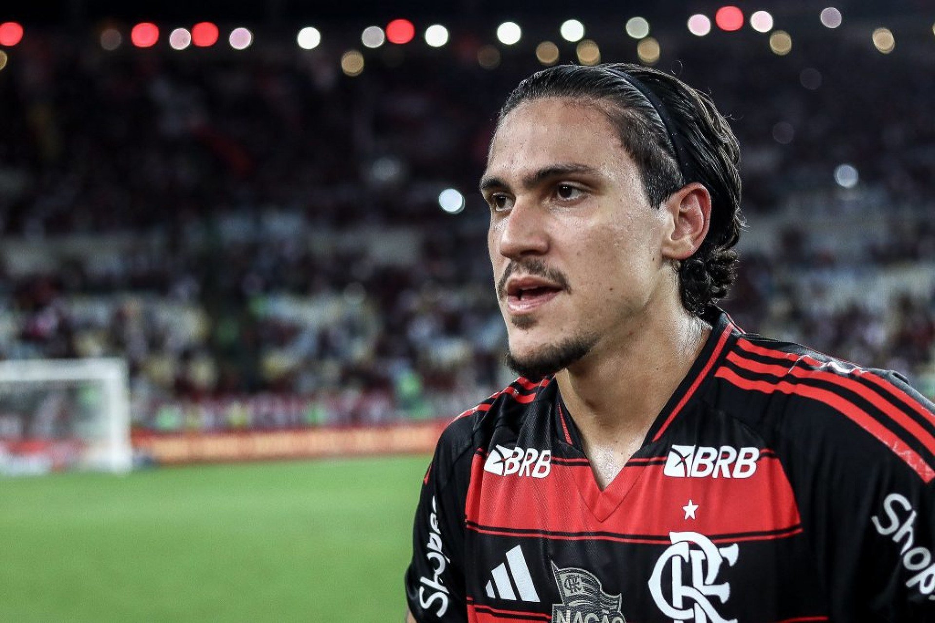 No centro do gramado, Pedro, após meses de recuperação, voltou a balançar as redes e emocionou a torcida rubro-negra com um desabafo sincero e cheio de gratidão