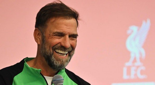 Jürgen Klopp sorrindo em entrevista coletiva