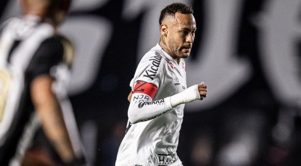 Neymar em jogo do Santos contra o Atlético-MG antes de nova lesão