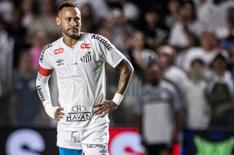 Neymar com as mãos na cintura em jogo do Santos contra o Atlético-MG