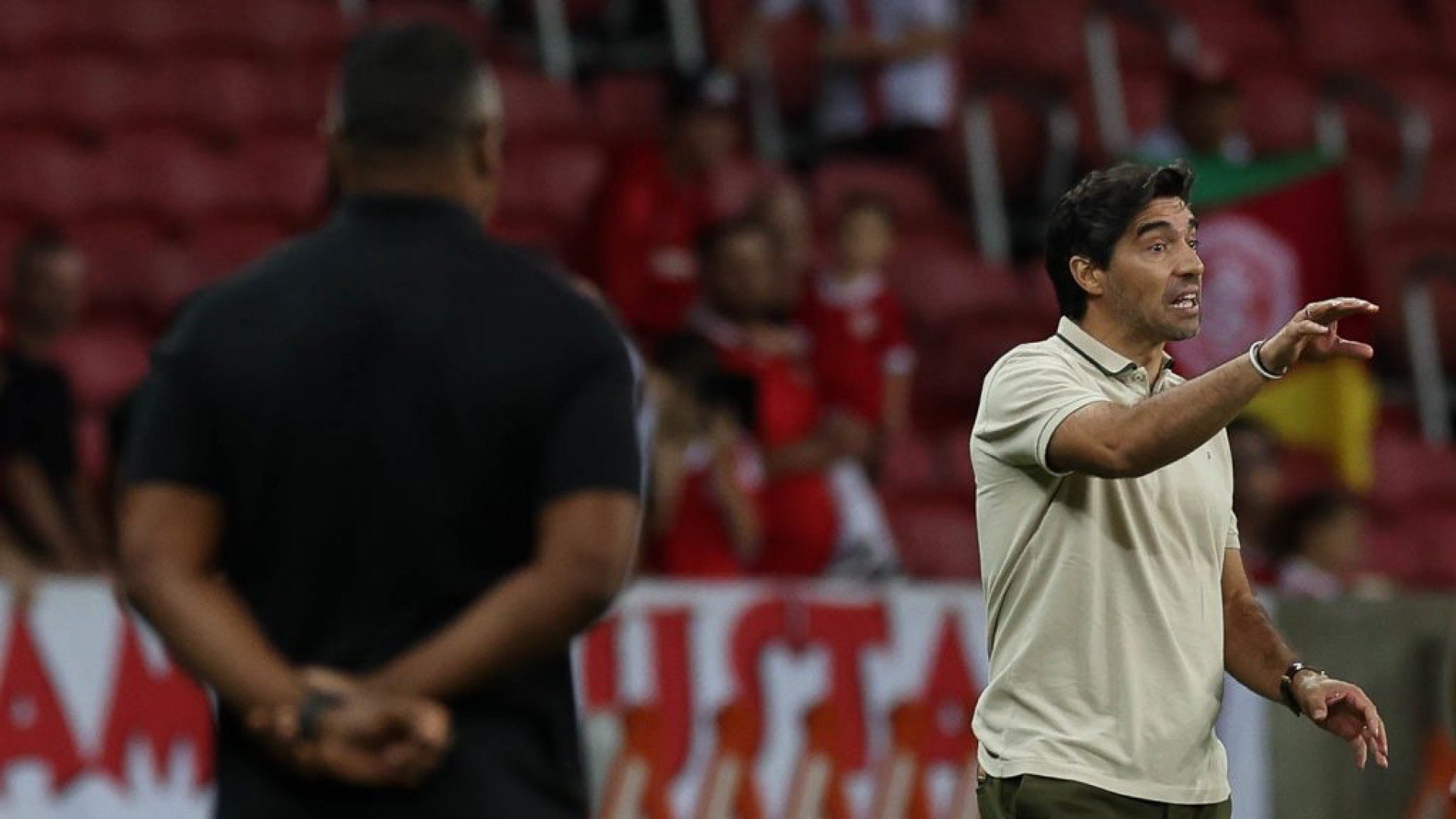 O Palmeiras vence o Internacional fora de casa e Abel Ferreira destaca a vitória na coletiva de imprensa, reforçando o trabalho da equipe.