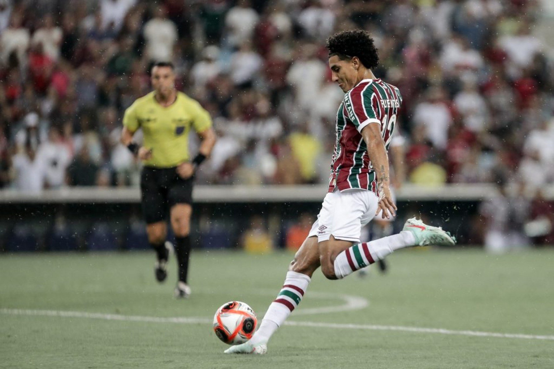 Lateral vinha sendo titular, até a lesão sofrida na coxa durante a final do Carioca. Renê assumiu o posto no setor desde então.