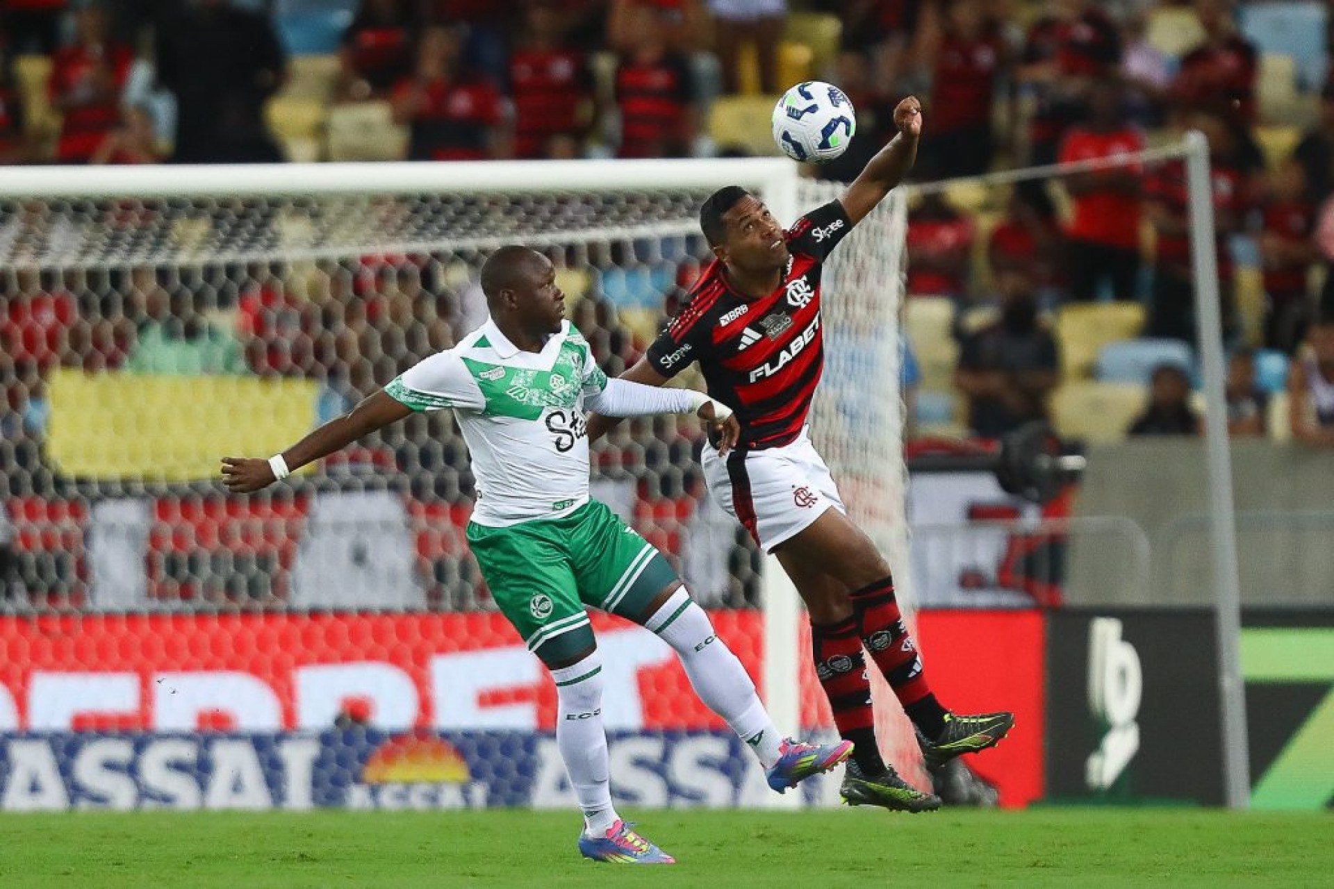 Lateral-esquerdo deixou o campo, na goleada sobre o Juventude, com um incômodo na coxa e foi direto ao vestiário do Maracanã.
