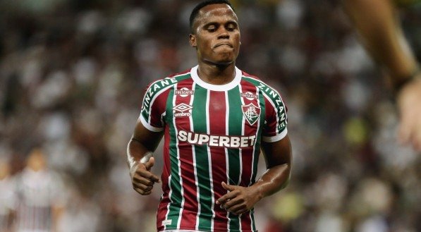 John Arias concentrado durante jogo do Fluminense