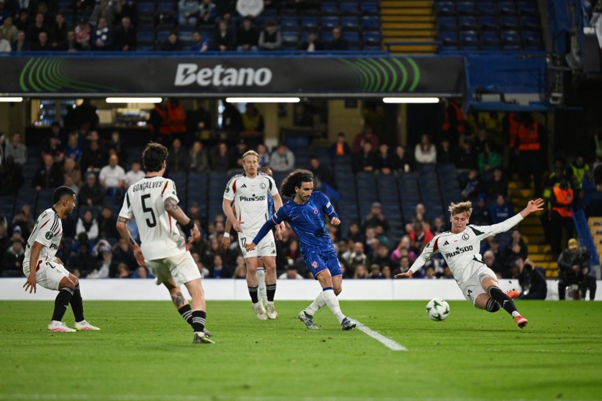 Chelsea segura pressão, Fiorentina empata e semifinais são definidas na Liga Conferência