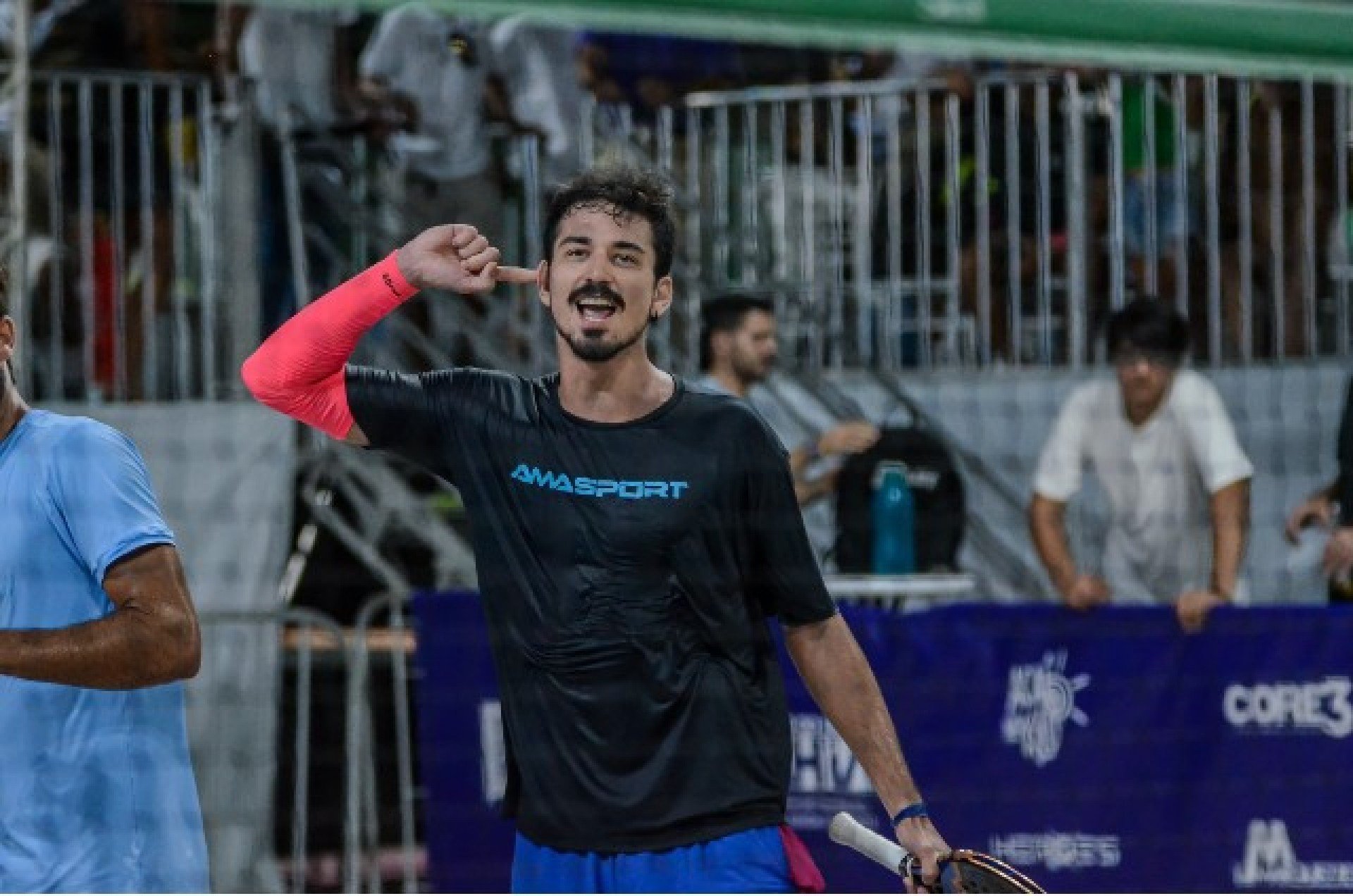 Jogos eletrizantes marcaram a primeira rodada, nesta quinta-feira, na primeira rodada da chave principal do ITF BT 400 de Feira de Santana (BA), um dos maiores torneios do mundo de Beach Tennis, jogado na academia Smash, torneio com premiação total de US$ 35 mil e 470 pontos no ranking mundial.  Os baianos fizeram bonito colocando [&amp;#8230;]