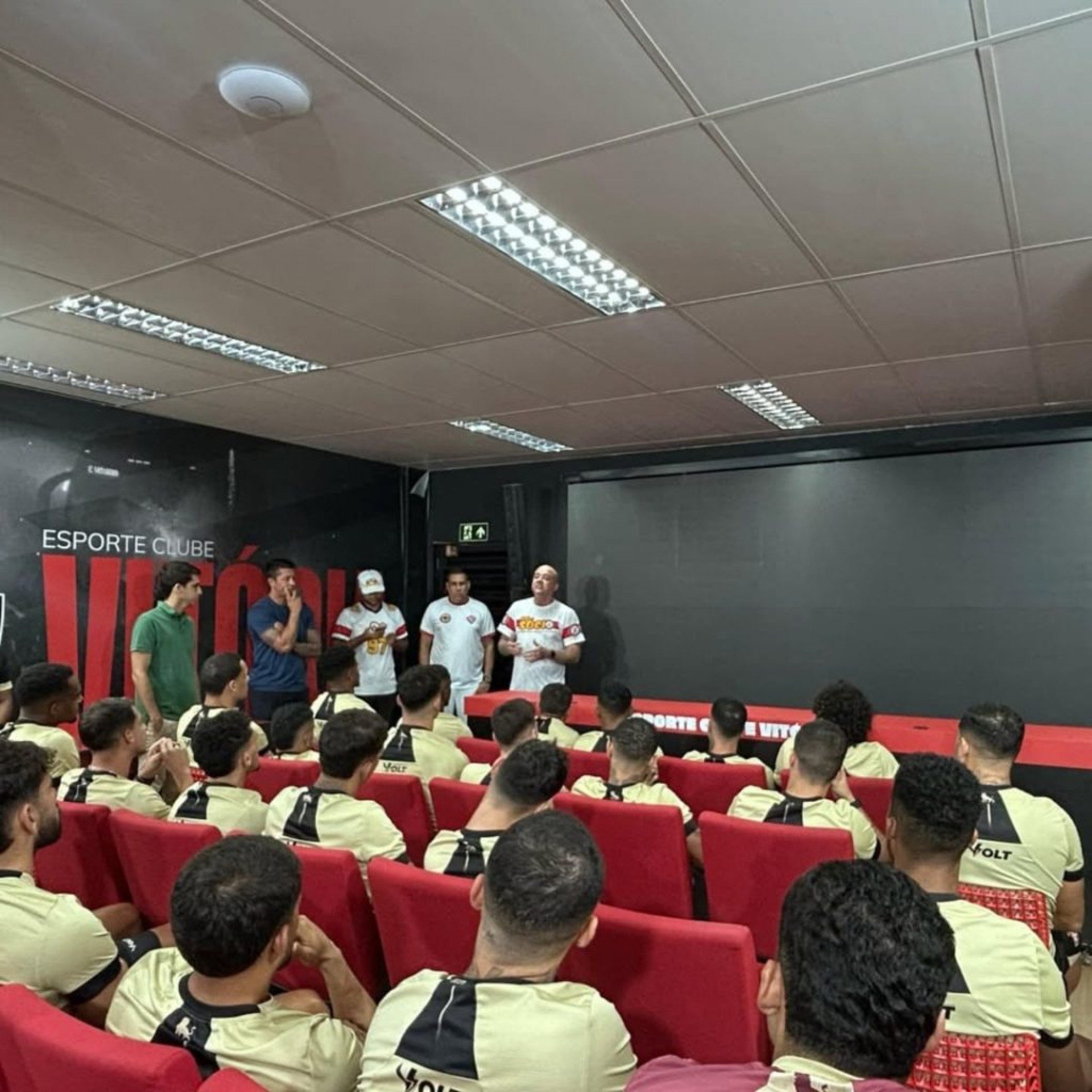 Integrantes da maior torcida organizada do Leão esteve no Barradão para conversar sobre o momento da equipe, antes de enfrentar o clube cearense.