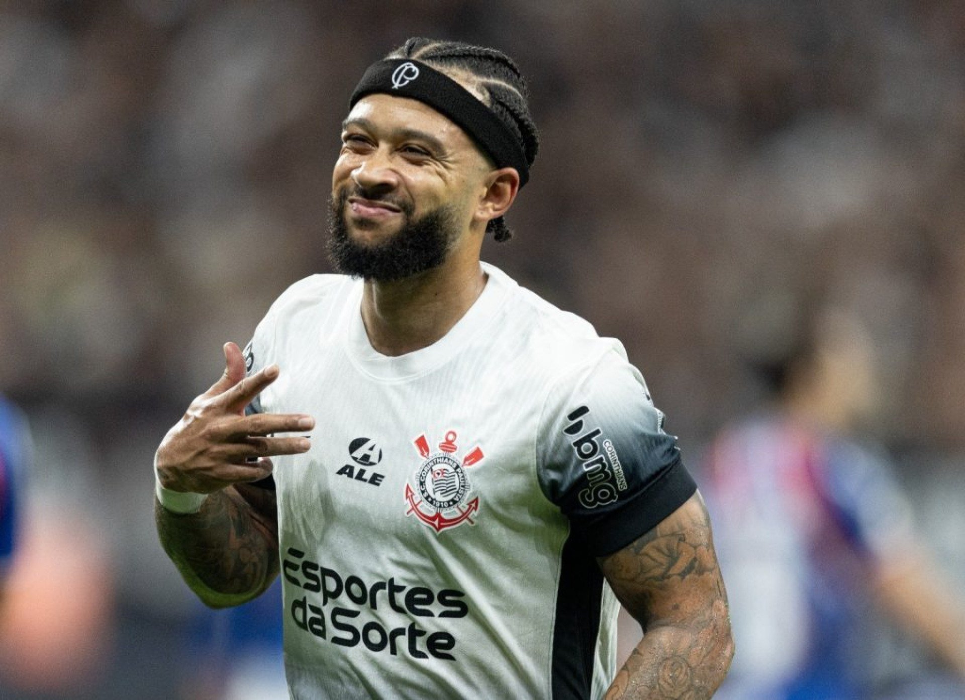 Irritado com a ausência de Rodrigo Garro, Memphis diz que a presença do argentino em campo melhora o desempenho da dupla de ataque da equipe.
