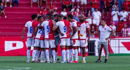 Jogadores do Náutico reunidos no gramado dos Aflitos