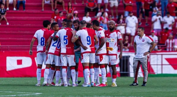 Jogadores do Náutico reunidos no gramado dos Aflitos