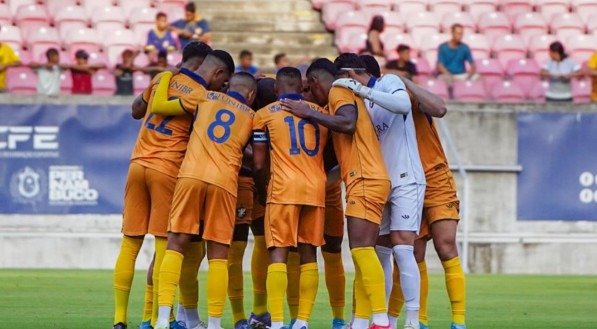 Jogadores do Retrô reunidos em círculo no campo da Arena de Pernambuco