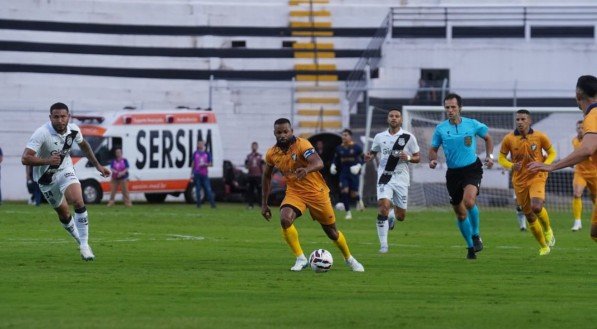 Fernandinho com a posse de bola em Ponte Preta x Retrô