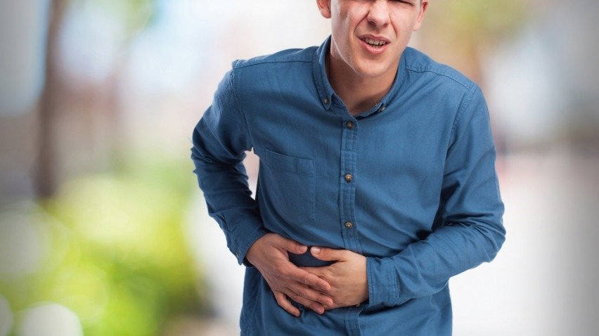 Dor abdominal tipo cólica e sensação de inchaço abdominal estão entre os sintomas do câncer colorretal