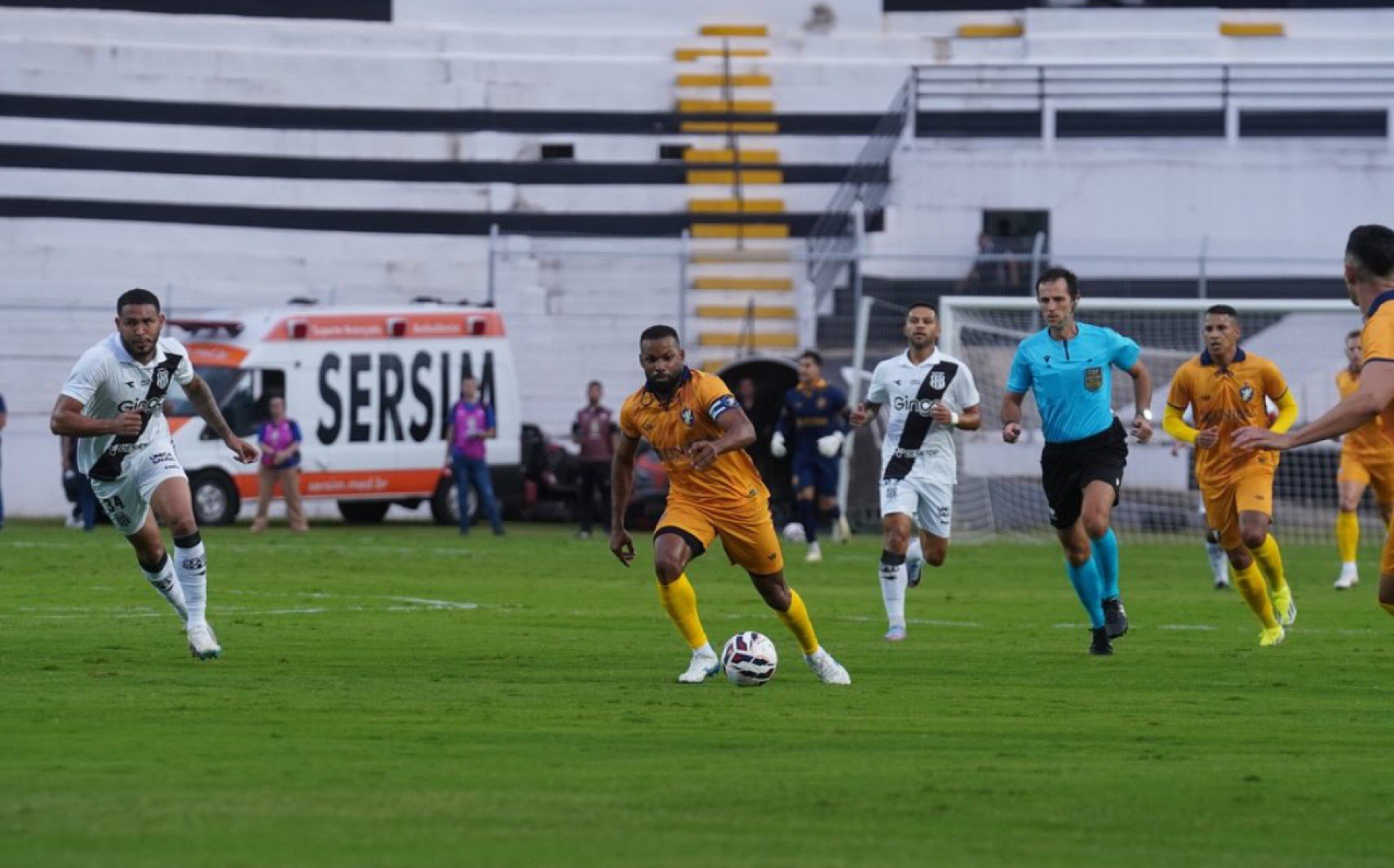 Retrô x Figueirense ao vivo (26/04): onde assistir, horário e escalações