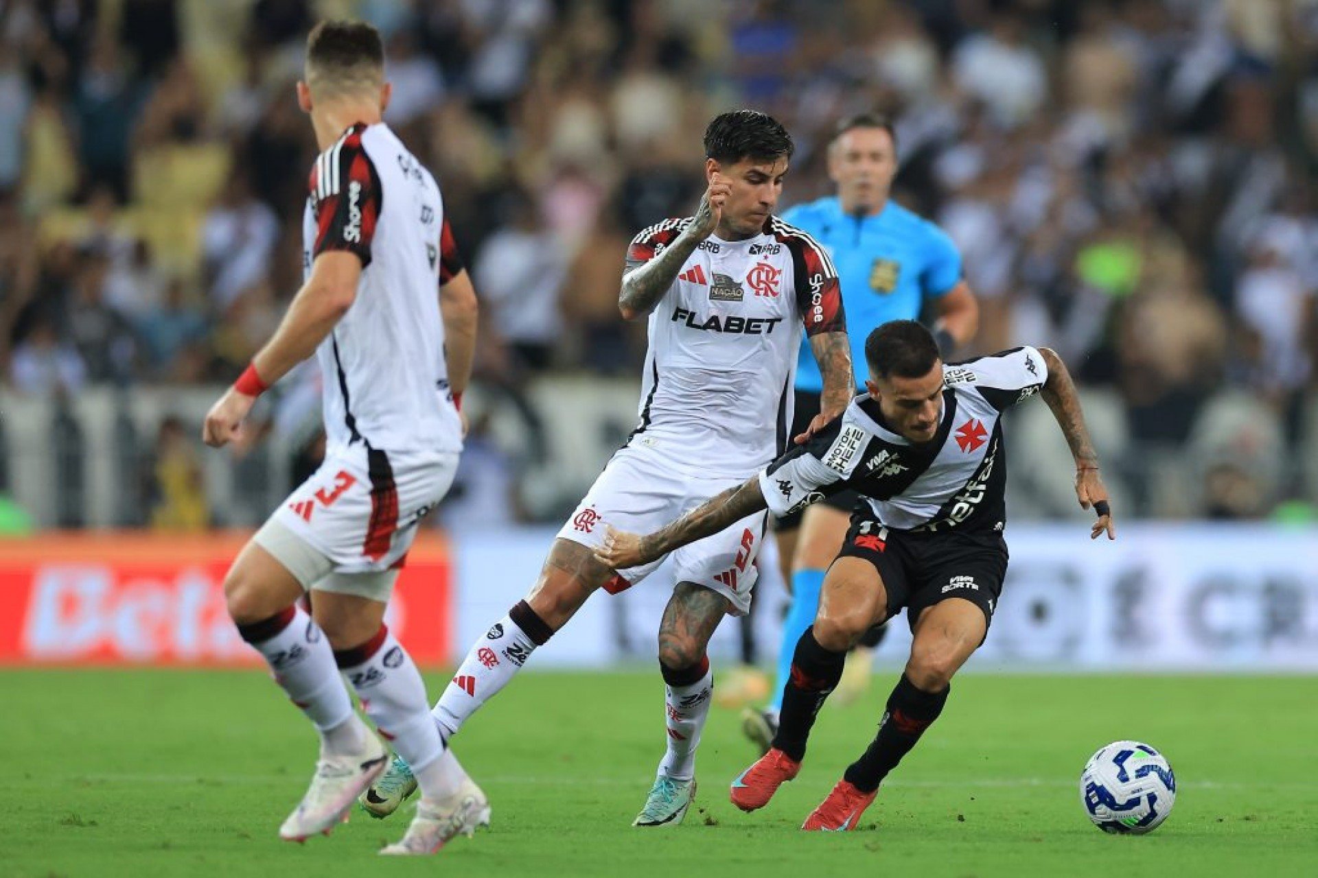 Com o resultado, o Flamengo segue provisoriamente na liderança da competição, com 11 pontos, enquanto o Vasco ocupa a oitava posição, com 7 pontos
