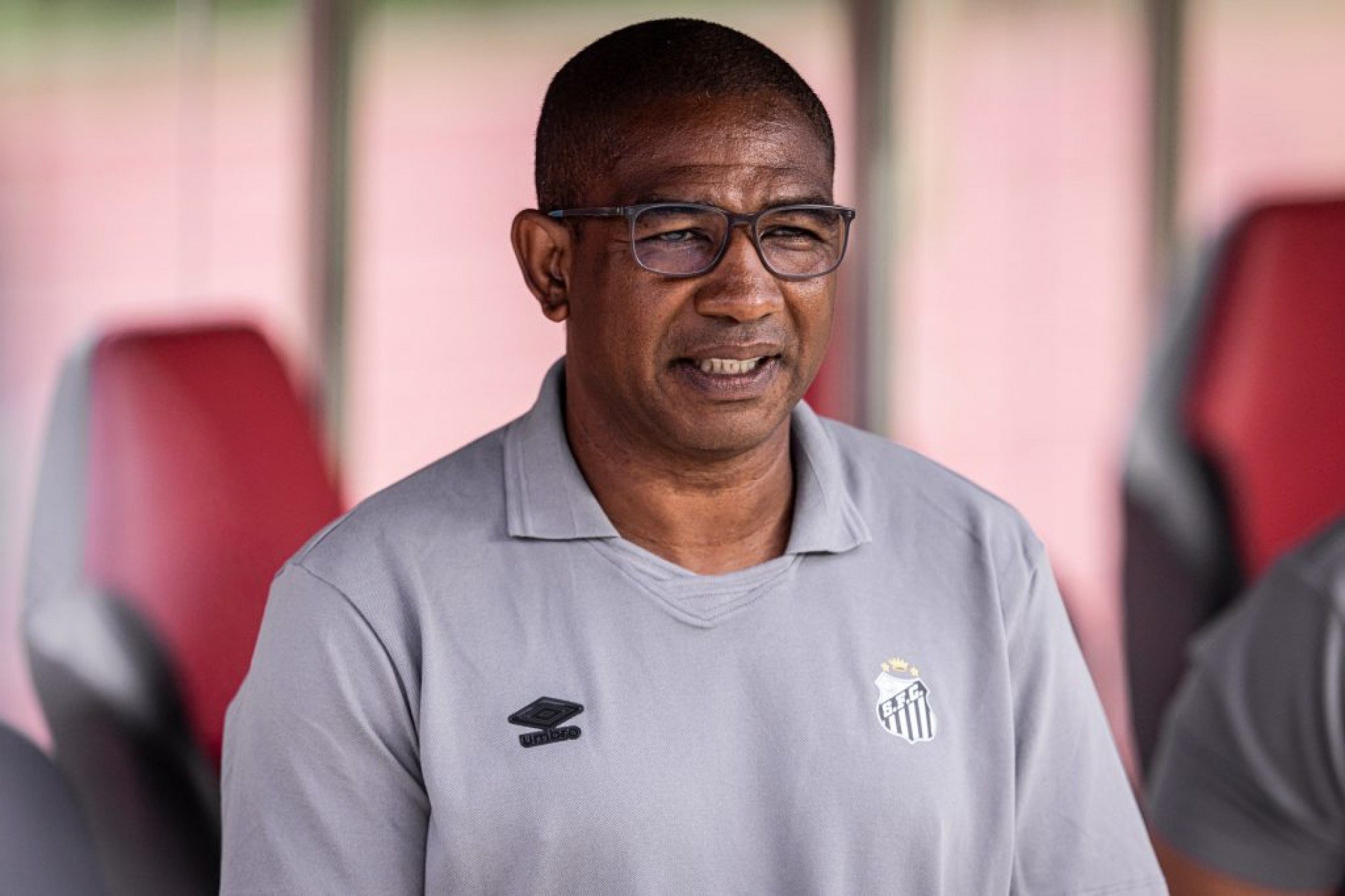 O técnico interino César Sampaio lamentou os erros defensivos do Santos no primeiro tempo, que resultaram na derrota por 2-1 para o São Paulo. Ele criticou a falta de atenção inicial ("lances evitáveis"), mas destacou a melhora no segundo tempo, quando o time pressionou e mereceu pelo menos o empate. Sampaio reforçou a necessidade de manter a concentração durante toda a partida e espera ter mais tempo para implementar suas ideias caso permaneça no comando. A derrota dificulta a campanha do Peixe no Brasileirão.  