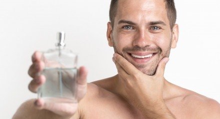 Imagem ilustrativa de um homem exibindo um perfume masculino