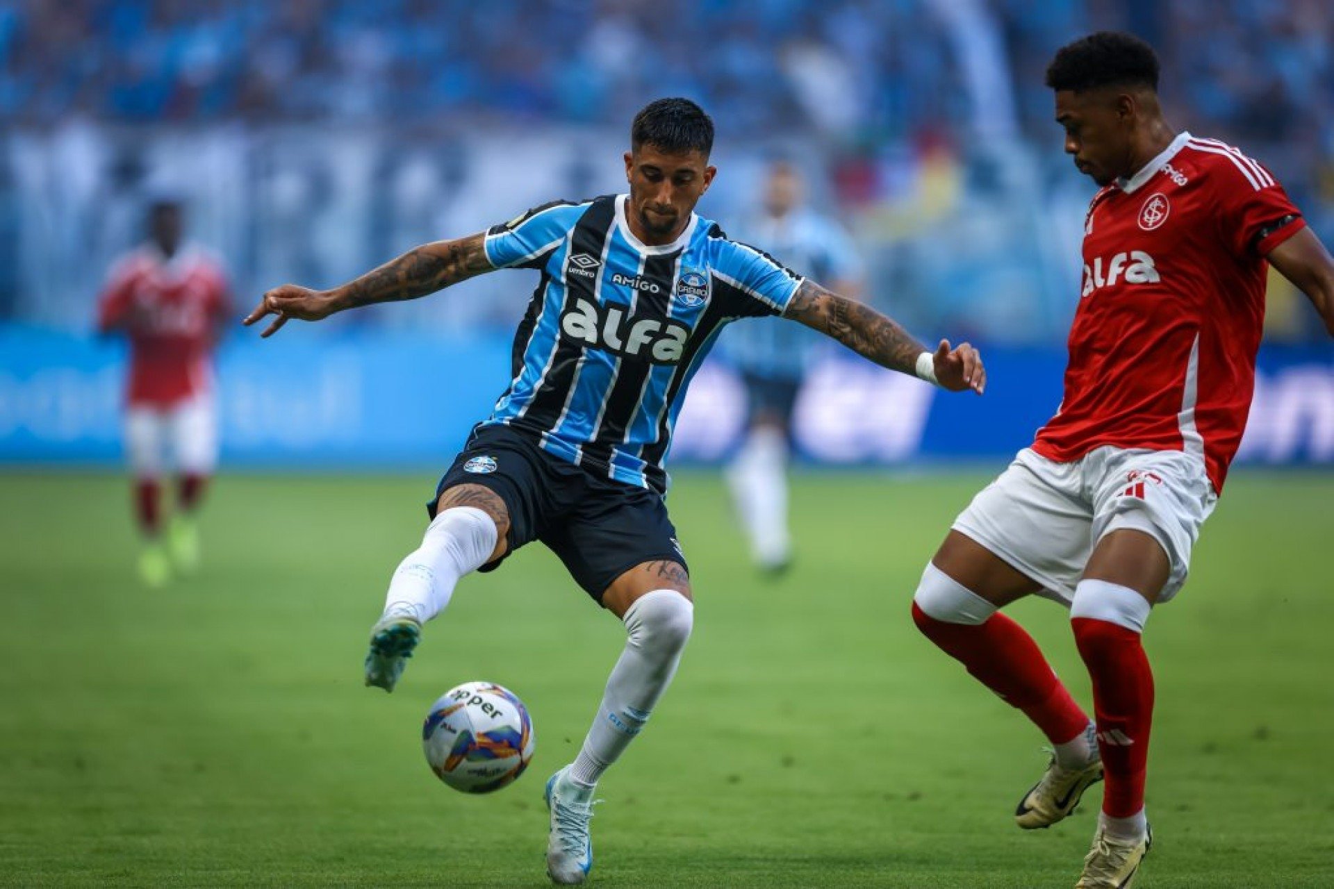 Tricolor Gaúcho reclama de pênalti não marcado sofrido por Aravena