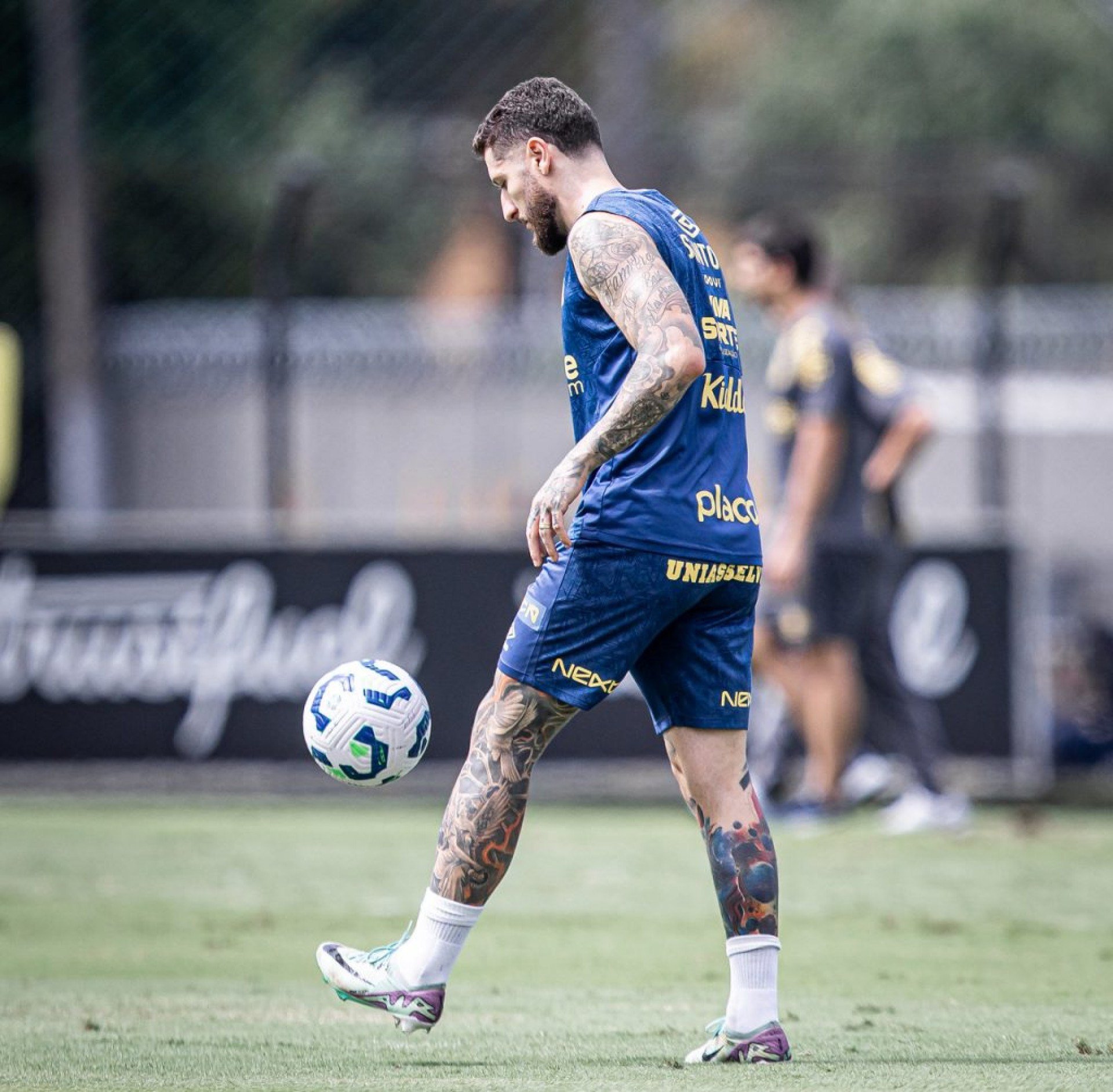 O volante, anunciado no final de fevereiro deste ano, ainda não estreou pelo Peixe. Ele deve trabalhar com o elenco, no gramado, na segunda-feira (21).