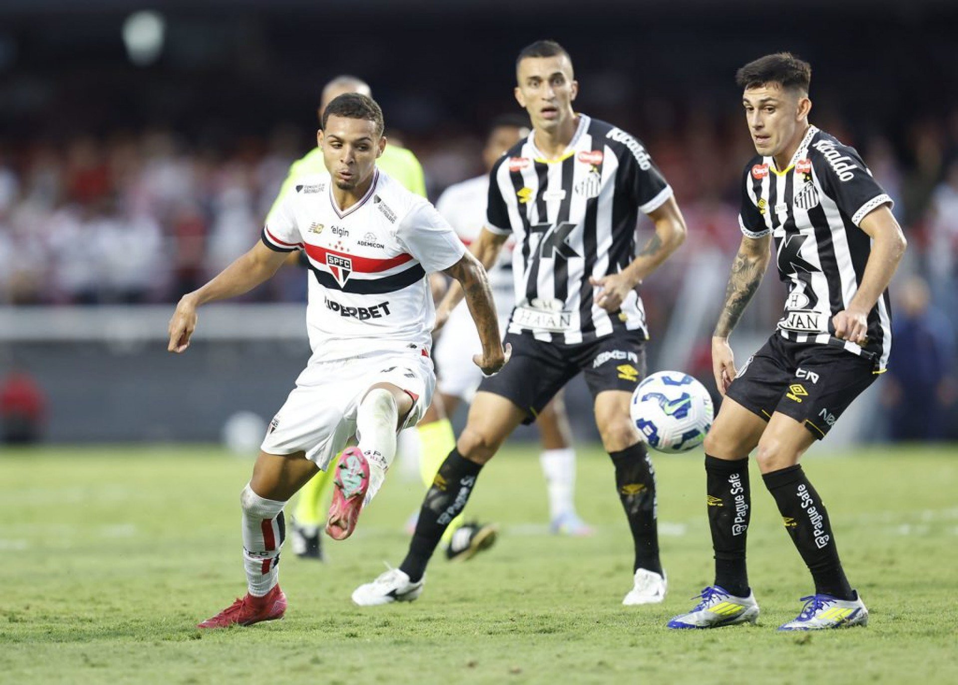 O São Paulo finalmente conquistou sua primeira vitória neste domingo (20) no Campeonato Brasileiro em 2025 contra o Santos, por 2 a 1, no MorumBis. O resultado leva o clube ao 10º lugar, com 7 pontos. O clássico ficou marcado por inúmeras reclamações e cartões, principalmente pelo lado do Tricolor. O time pediu a marcação [&amp;#8230;]