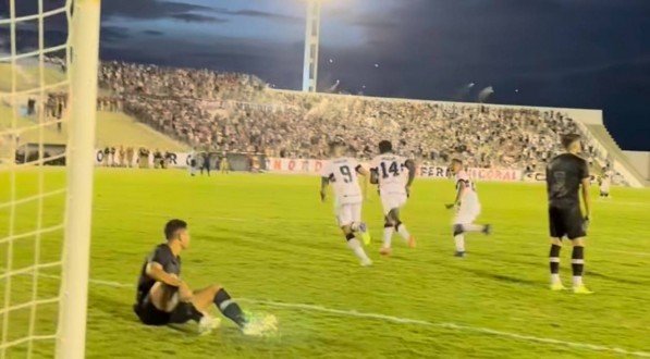 Comemoração de Israel com os demais jogadores do Santa Cruz contra o Treze