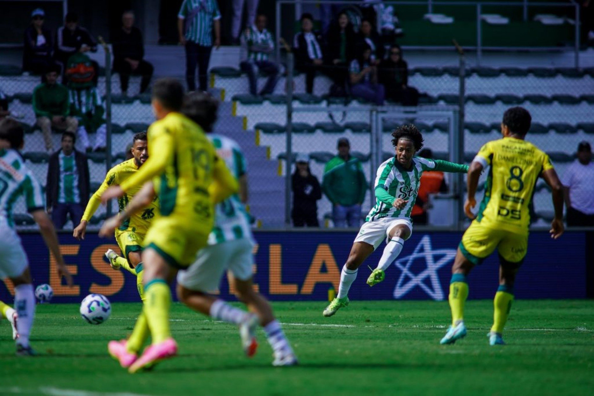 Equipes empatam em 2 a 2 no Alfredo Jaconi e seguem no meio da tabela